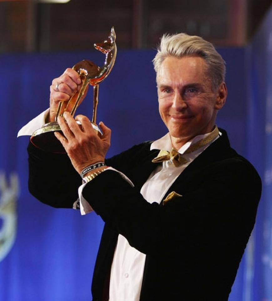 Wolfang Joop hält stolz seinen Bambi in die Luft