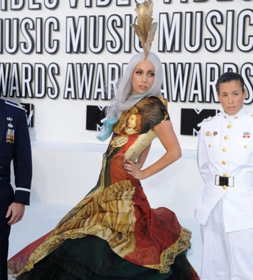 Lady GaGa mit goldener Feder auf dem Kopf
