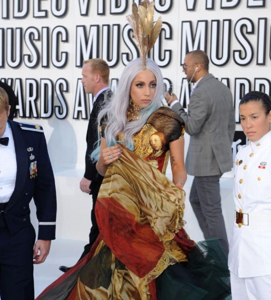 Aber die ungekrönte Königin der großen Inszenierungen bleibt Lady GaGa