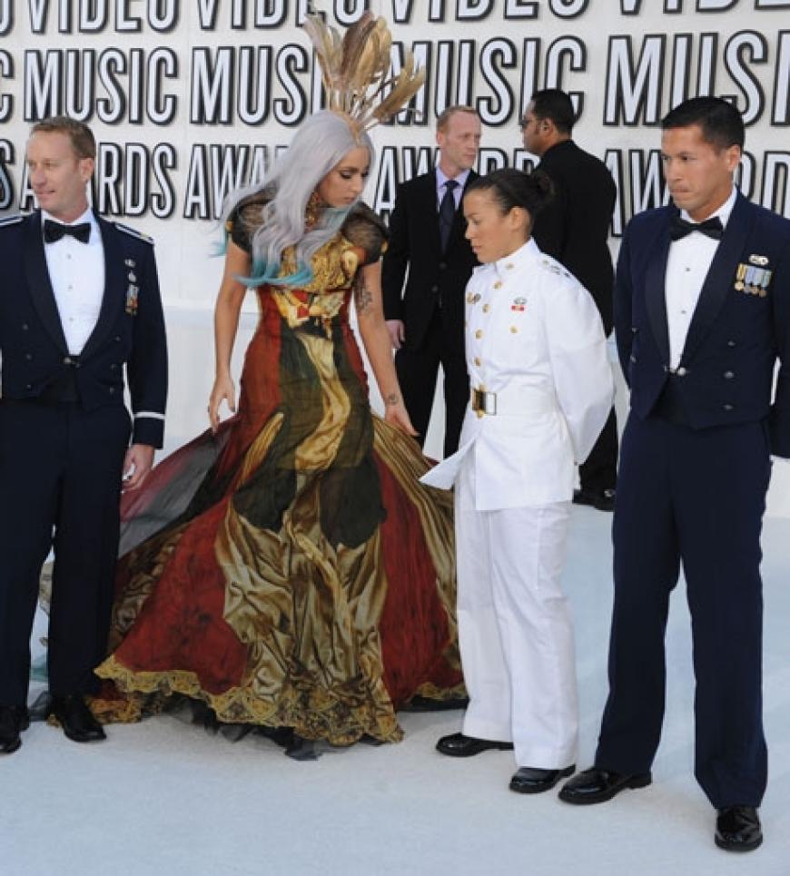 Die derzeitige Queen of Pop samt Entourage: Lady Gaga macht wie immer aus ihrem Auftritt eine gelungene Show