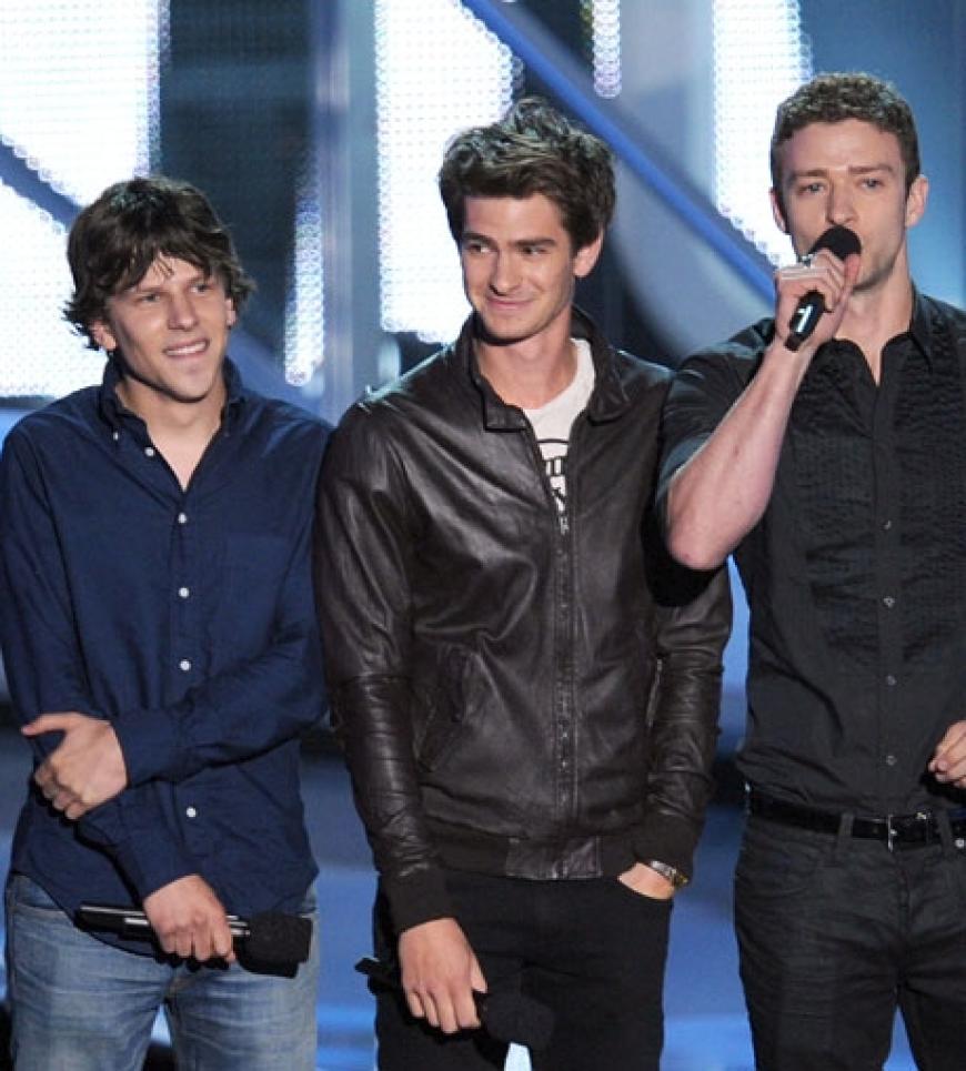 Jesse Eisenberg, Andrew Garfield und Justin Timberlake während ihrer Laudatio