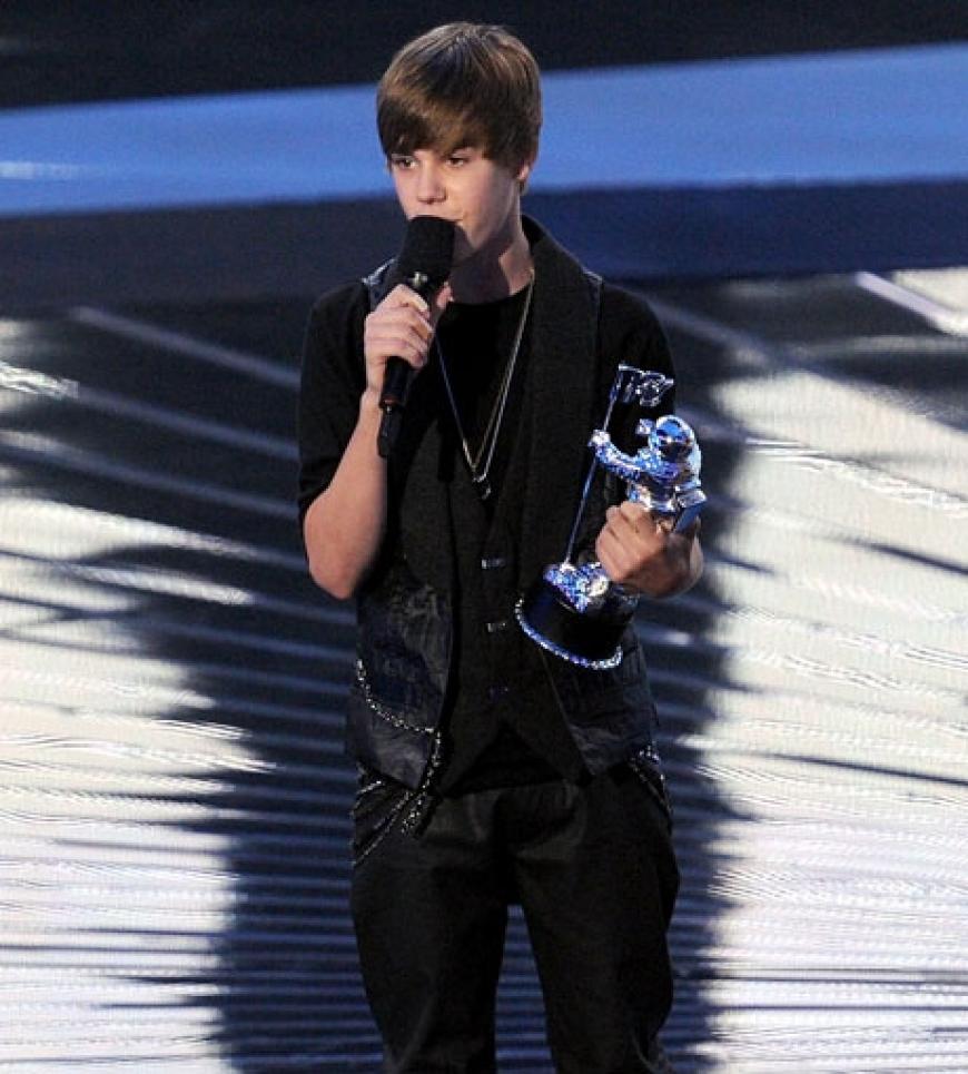 Der 16 Jahre alte Justin Bieber konnte sich in der Kategorie Bester Nachwuchs gegen Ke$ha, Jason Derulo, Nicki Minaj und die Gruppe Broken Bells durchsetzen