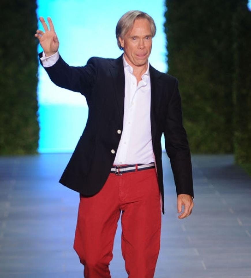 Tommy Hilfiger lässt sich nach der Show bejubeln. Vor genau 25 Jahren hat er sein Modelabel gegründet