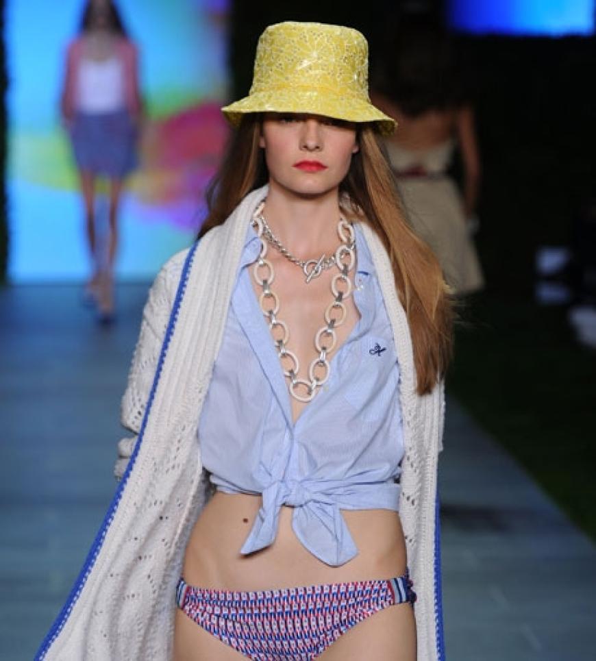 Die Mode von Tommy Hilfiger: Leger, sportlich und farbenfroh