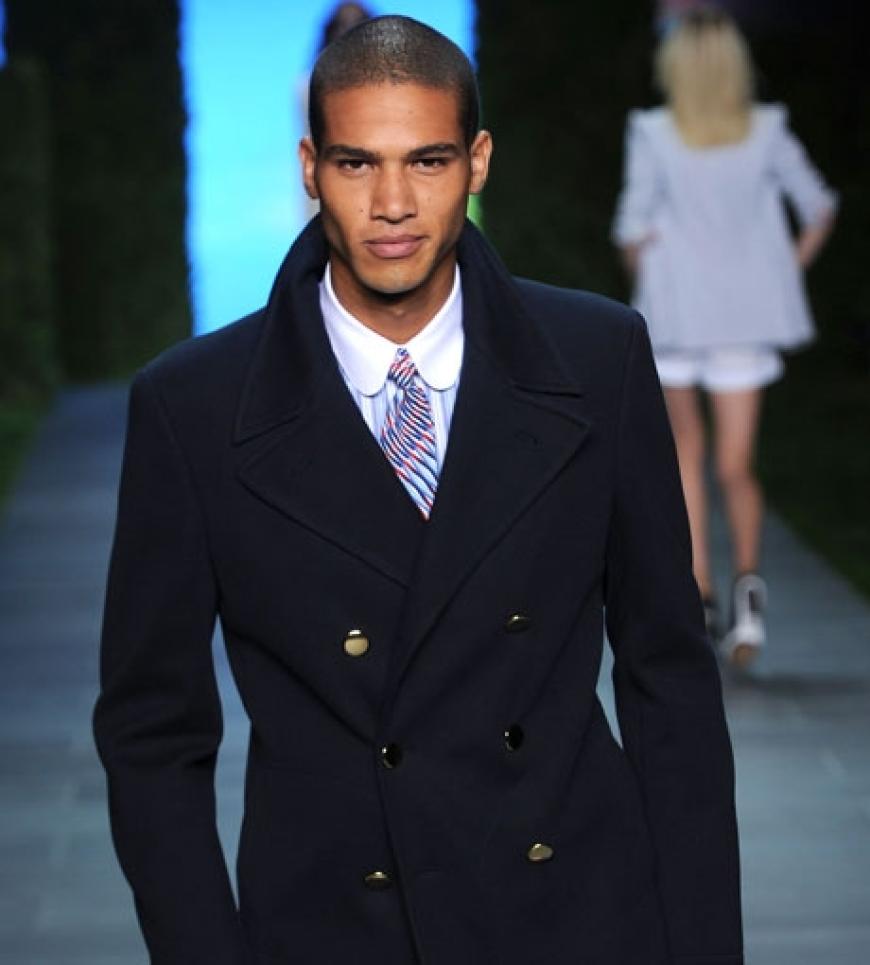 Ein Model auf dem Catwalk bei Tommy Hilfiger