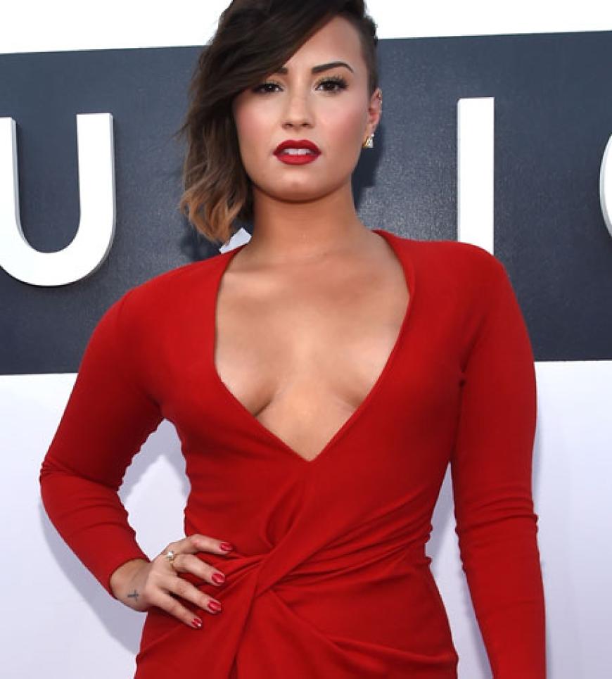 Dieses ging allerdings daneben: Demi Lovato mit XXL-Ausschnitt. Nicht schön!