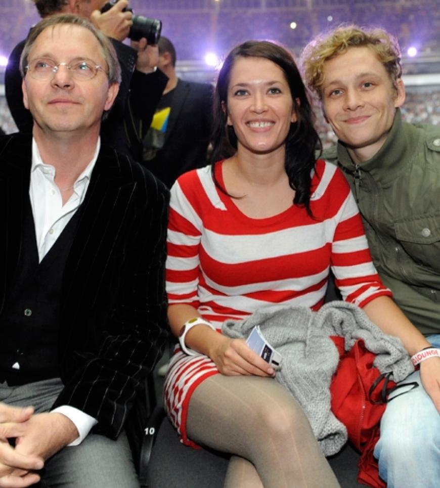 Olli Dietrich, Matthias Schweighöfer und Freundin Anni Schromm haben es sich in der ersten Reihe bequem gemacht