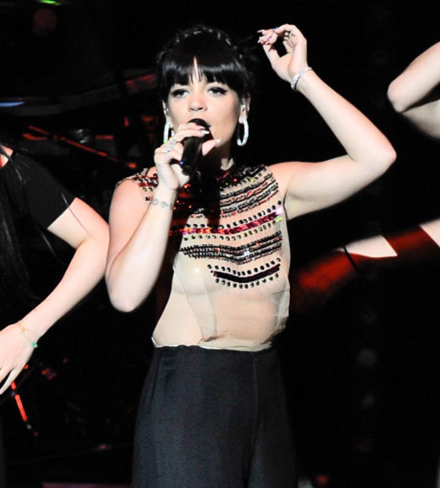 Ob das so geplant war? Sängerin Lily Allen performte auf einer Charity-Gala für Kinder. Ihr transparentes Top war aber alles andere als kinderfreundlich ...
