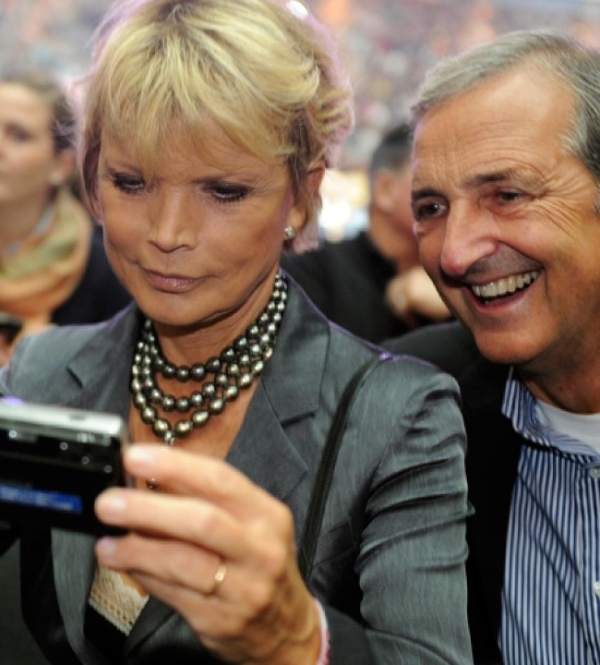 Uschi Glas und ihr Ehemann Dieter Hermann nehmen ein paar Erinnerungsfotos auf