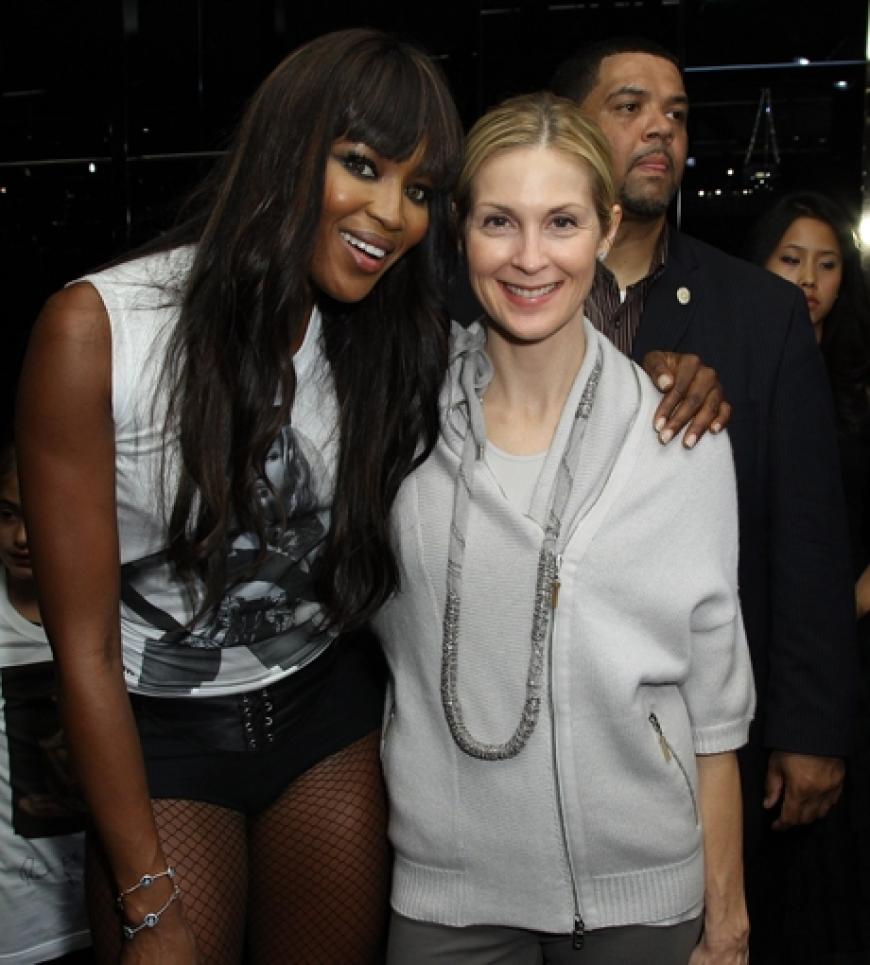 Naomi Campbell ganz zahm. Sie umarmt die Schauspielerin Kelly Rutherford