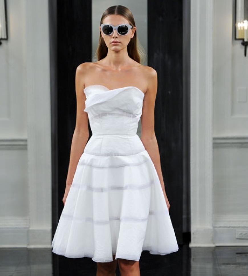Große Brillen, lange Mähne und ein Bustierkleid: So stellt sich Victoria Beckham die modischen Trends im kommenden Frühjahr vor