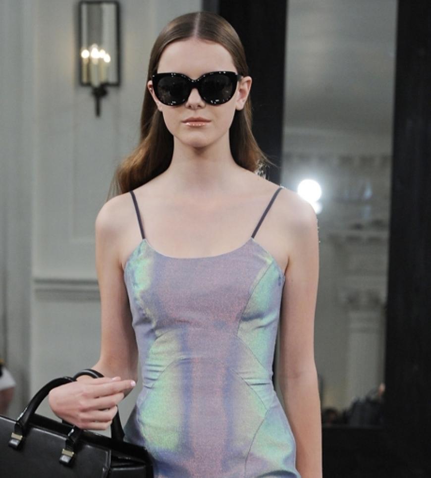 Ein Model präsentiert die neue Kollektion von Victoria Beckham
