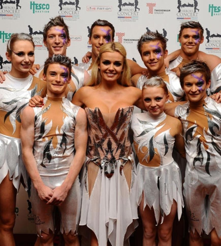 Stimmenwunder Katherine Jenkins stellte sich mit ihren Tänzern für ein Foto auf