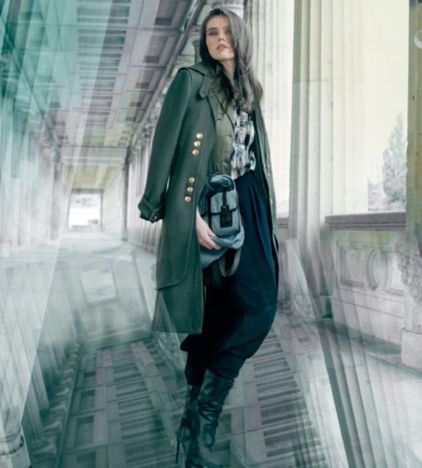 Mantel im Uniform-Stil von Penkov, Preis auf Anfrage. Taillierter Blazer ca. 130 Euro, Karobluse ca. 60 Euro, beides von Betty
Barclay. Bundfaltenhose von Max Mara, ca. 350 Euro. Rucksack und Stiefeletten von Pollini