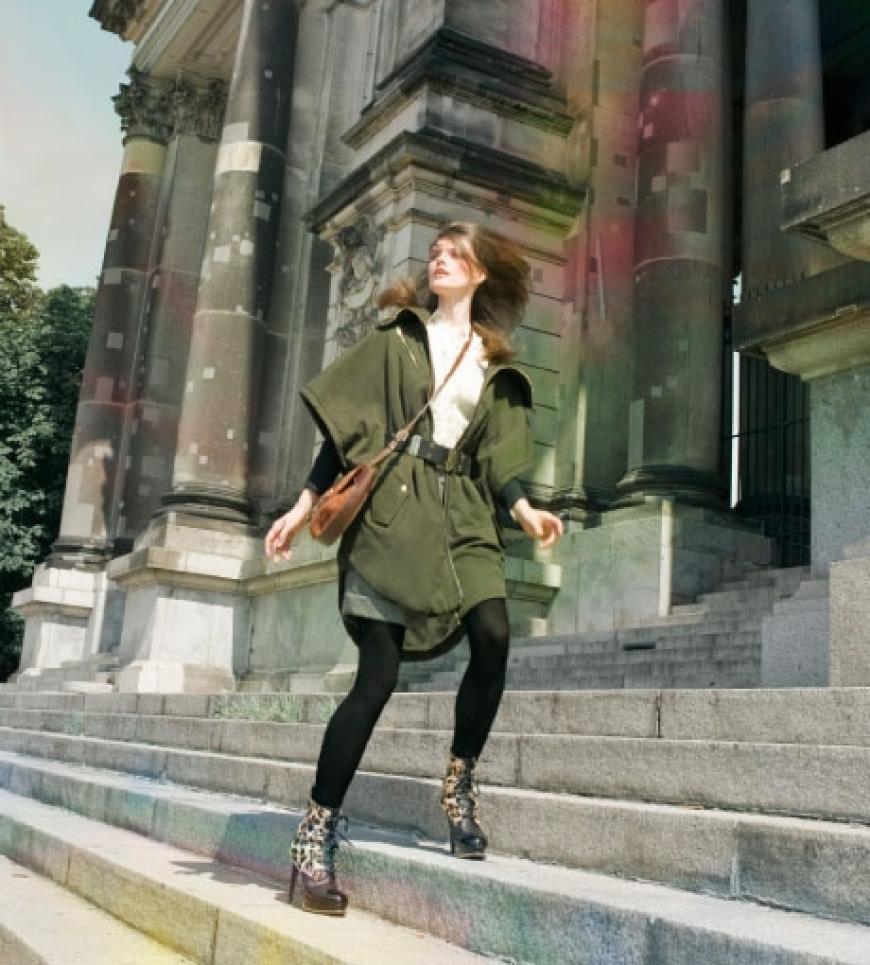 Parka mit gestrickten Ärmeln von Hogan, Preis auf Anfrage. Rüschenbluse aus Seidenchiffon von D&G, ca. 290 Euro.
Shorts von Salvatore Ferragamo, ca. 450 Euro. Schultertasche von Salvatore Ferragamo. Leo-Stiefeletten von Moschino