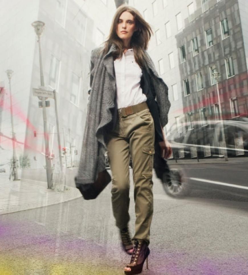 Dunkelblauer Blazer, ca. 130 Euro. Klassiche Hemdbluse, ca. 40 Euro. Cargohose mit goldenen Reißverschlüssen, ca. 80 Euro, alles von Betty Barclay. Schal von Set. Gürtel von Betty Barclay. Ankle Boots von Sportmax