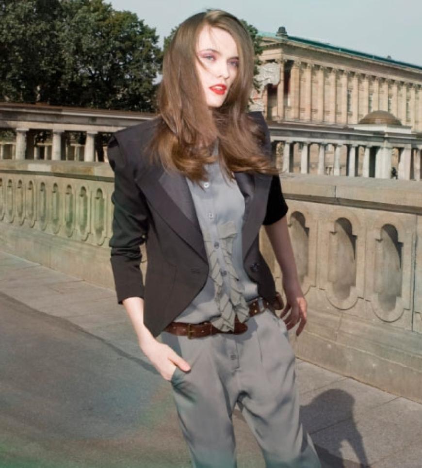 Kurz-Blazer mit breitem Revers und betonten Schultern von H&M, ca. 50 Euro. Weich fließender Overall mit Knopfleiste und Rüschenverzierung von Patrizia Pepe, ca. 290 Euro. Gürtel von Tibi