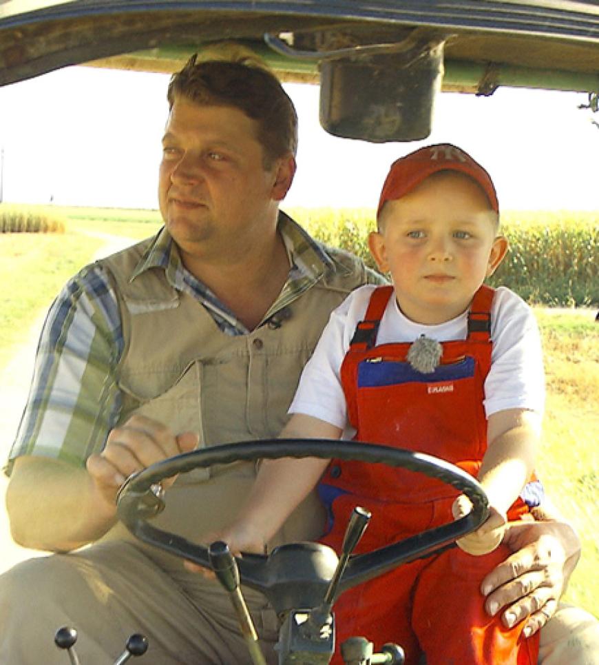 Dem Fünfjährigen gefällt es auf dem Bauernhof, vor allem liebt er es, mit Kurt Trecker zu fahren