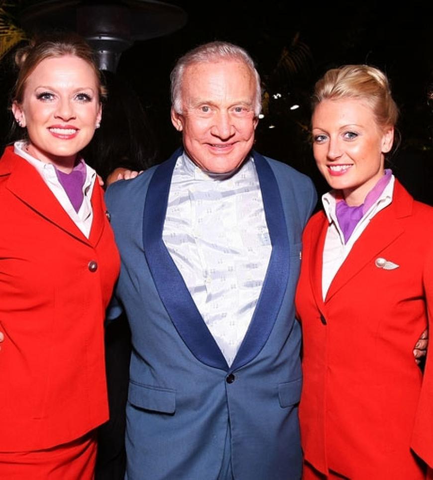 Astronaut Buzz Aldrin umringt von zwei hübschen Mädels im roten Stewardessen-Outfit