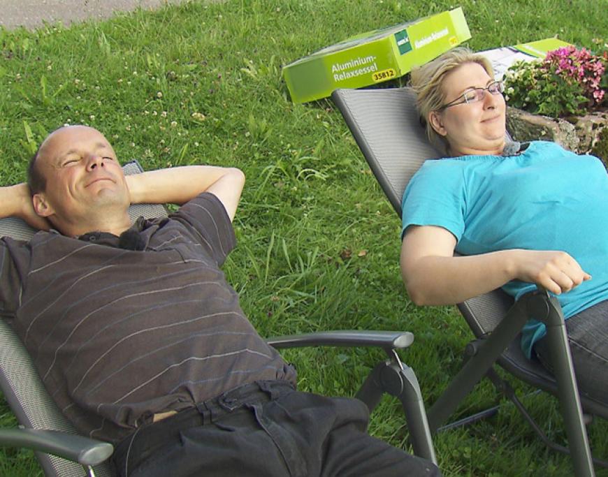 Nach getaner Arbeit überrascht der Hobbybauer die Nageldesignerin mit neuen Liegestühlen im Garten. Bettina würde sich gern unterhalten, doch Hans-Georg schweigt lieber: âWir relaxen ja jetzt, dann brauchen wir ja nicht reden!
