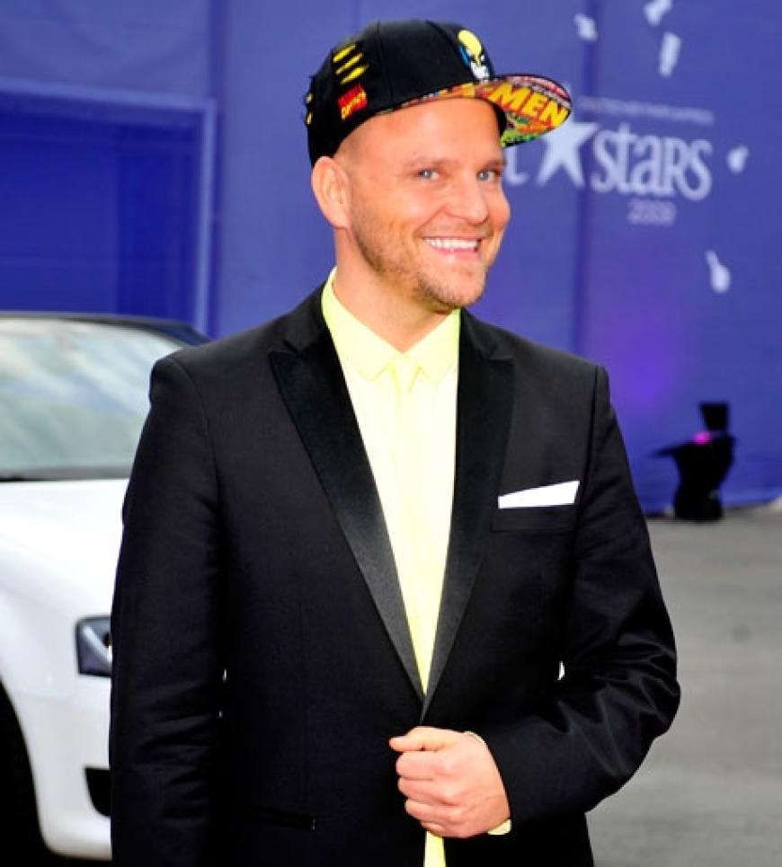 Schwarzkopf-Stylist Armin Morbach scherzt mit den Fotografen