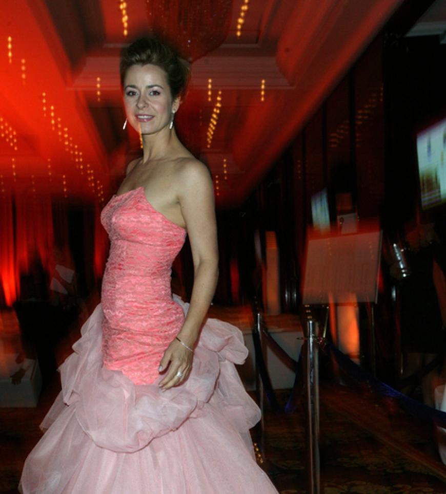 Im auffälligsten Kleid des Abends: Moderatorin Bettina Kramer