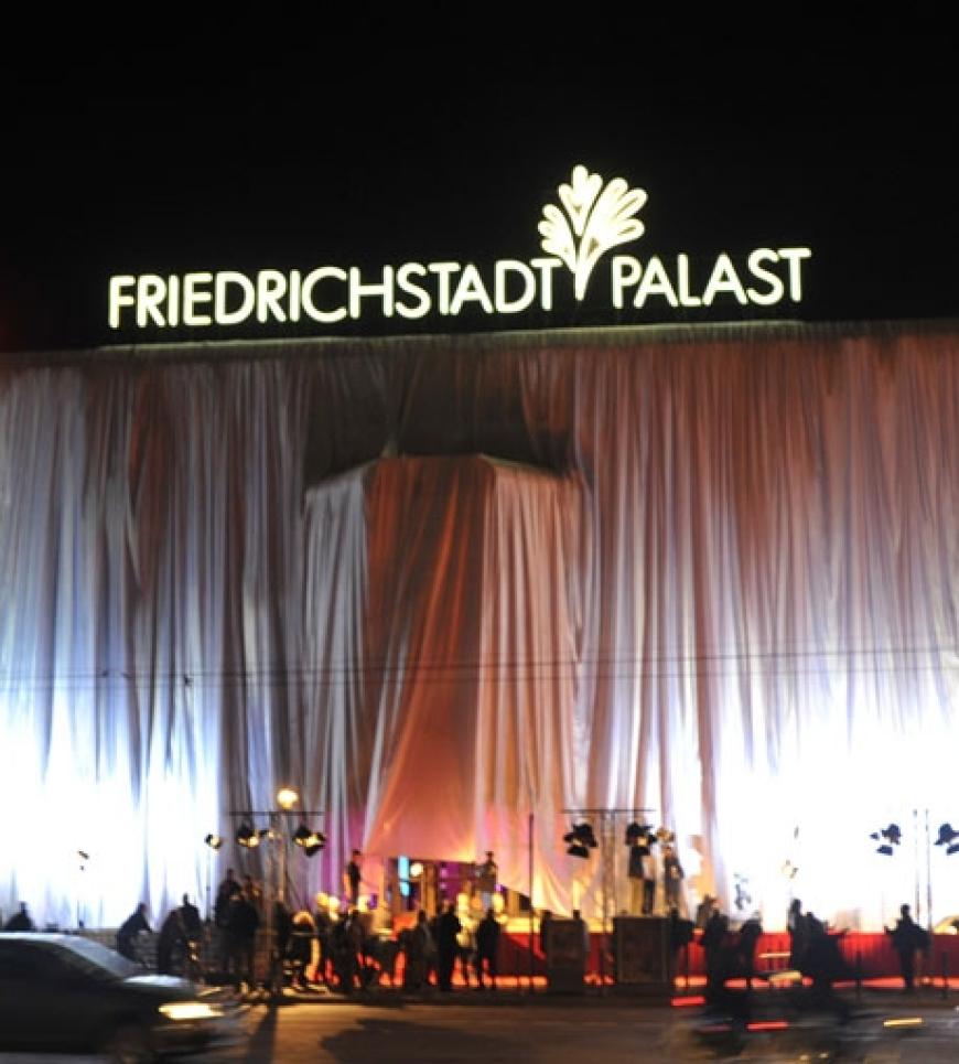 Ihm zu Ehren wurde der Friedrichstadtpalast komplett verhüllt