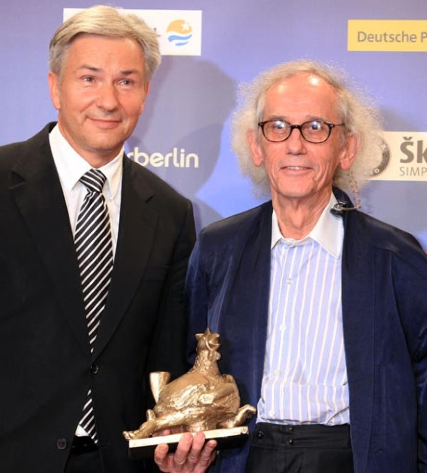 Berlins Regierender Bürgermeister Klaus Wowereit gratulierte dem Verhüllungskünstler Christo, der für sein Lebenswerk ausgezeichnet wurde