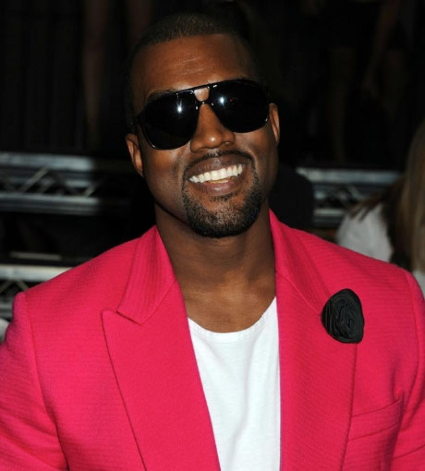 Mit dunkler Brille und pinkfarbenen Jackett zeigte sich der Rapper bestens gelaunt im Big Apple