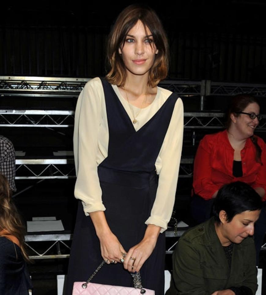 It-Girl Alexa Chung gehört zu den heißesten Trendsettern der Gegenwart. Kein Wunder also, dass sich die Designer mit ihr in der Front Row schmücken wollen