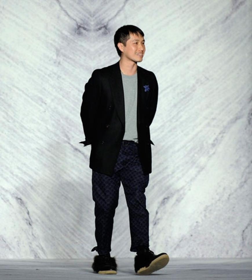 Wow, was für eine Show! Der junge Designer Philip Lim wird von den anwesenden Gästen gefeiert