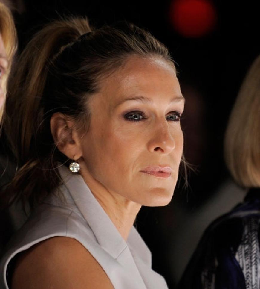 Fashionista von Berufswegen aus: Sarah Jessica Parker begutachtet die Kreationen von Narciso Rodriguez