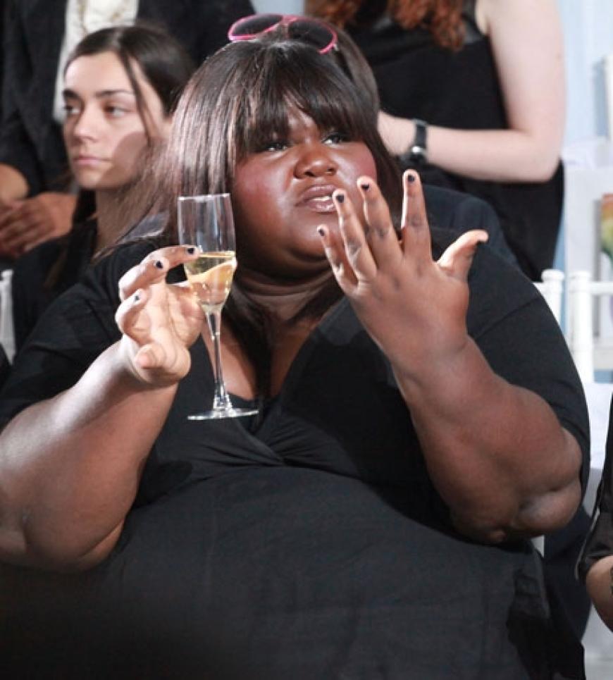 Hollywood-Star Gabourey Sidibe durfte in der ersten Reihe bei der Show von Onestopplus.com sitzen. Dazu gabs ein Glas Champagner. Cheers!