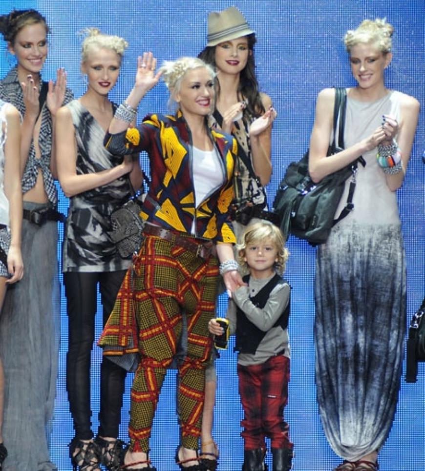 Was für eine gelungene Show! Die Gäste, die Models und auch Gwens Sohn Kingston gratulierten der Designerin