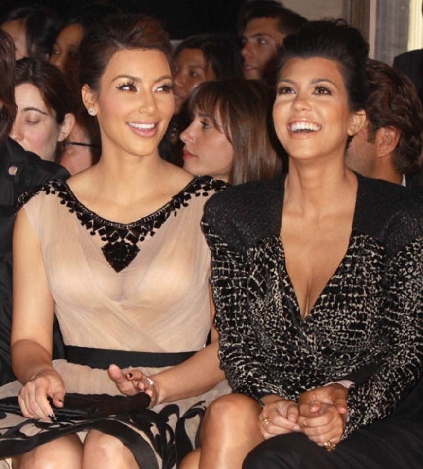 Kim und Kourtney Kardashian haben bei der Show von Jill Stuart offensichtlich eine Menge Spaß