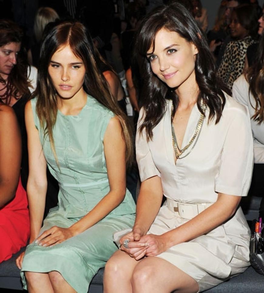 Sie kann wieder strahlen und sieht dabei einfach bezaubernd aus: Katie Holmes in der Front Row