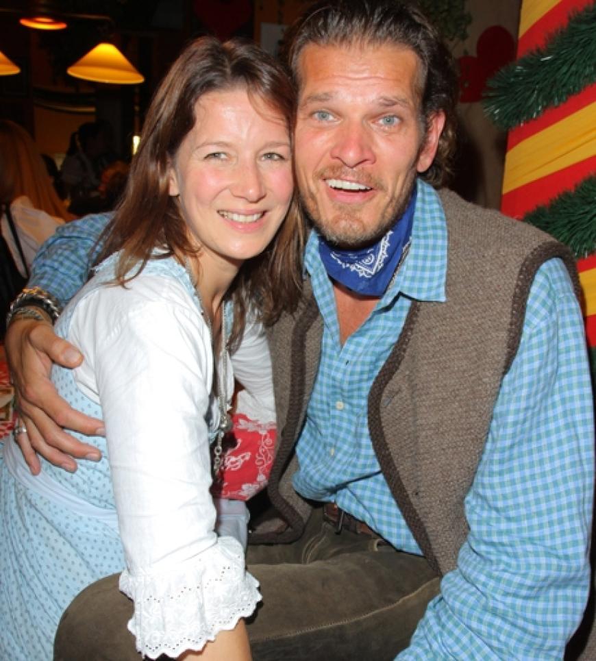 Schauspieler Götz Otto feiert mit seiner Frau Sabine auf der Münchner Theresienwiesen
