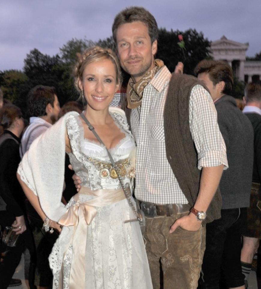 Bayerischer geht es nicht. Zur Wiesn 2010 haben sich Annemarie und Wayne in den typischen Landeslook geschmissen