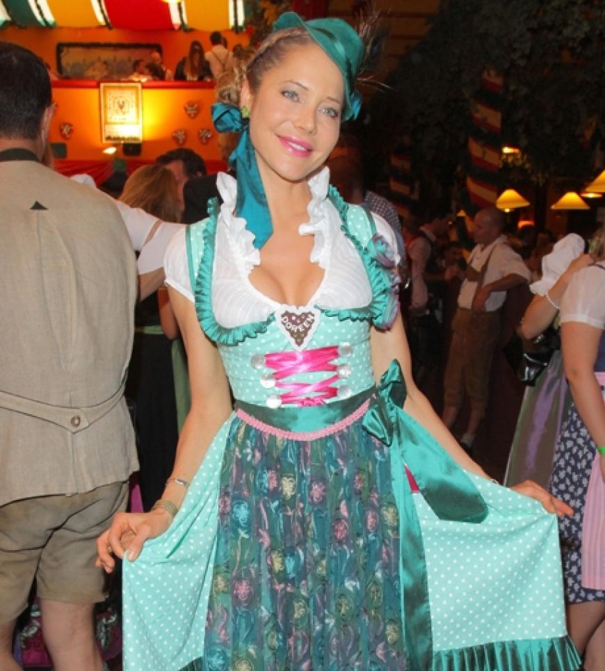 Doreen Dietel präsentiert ihr Dirndl