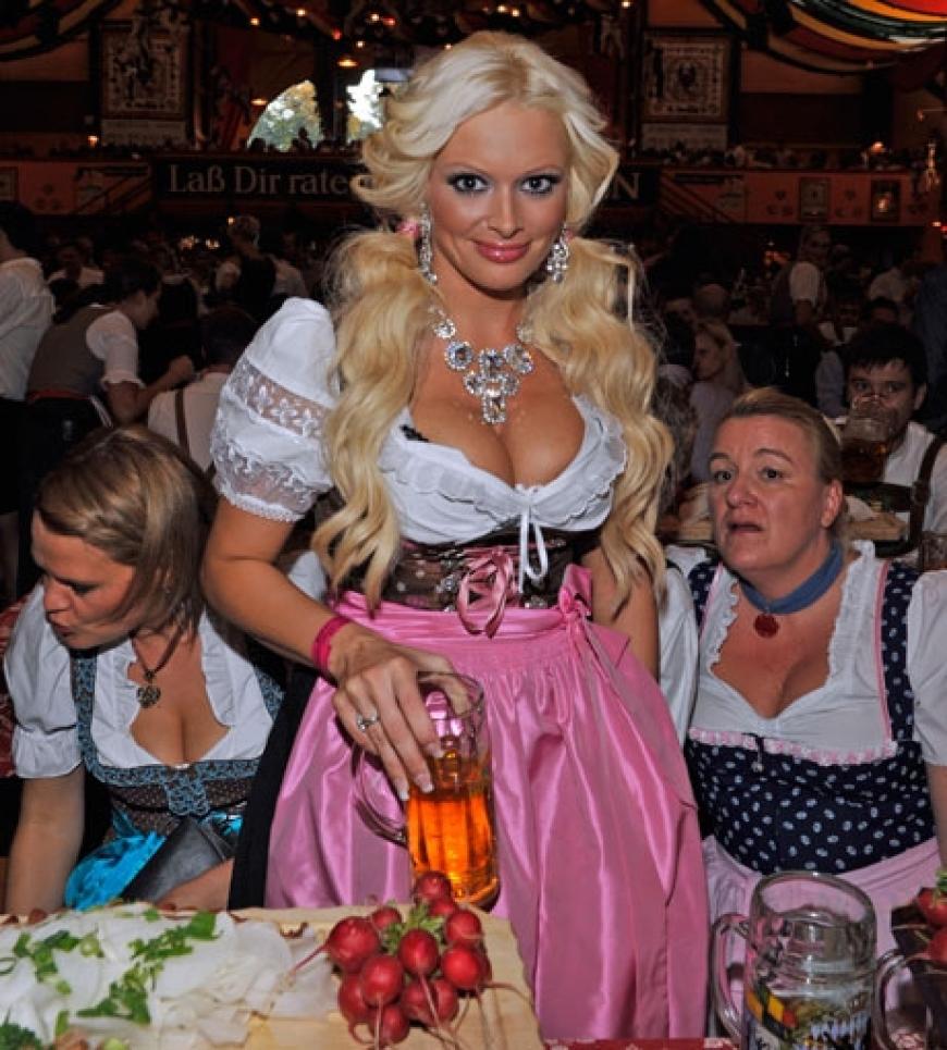 Hingucker: Daniela Katzenberger im Hippodrom-Festzelt