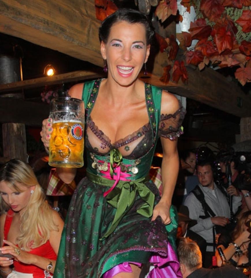 Sexy: Giulia Siegel im freizügigen Dirndl