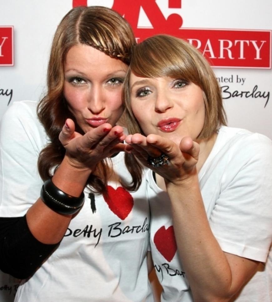 Die beiden OK!-Gewinnerinnen Astrid und Antje ließen sich als VIP-Gäste feiern und bekamen das volle