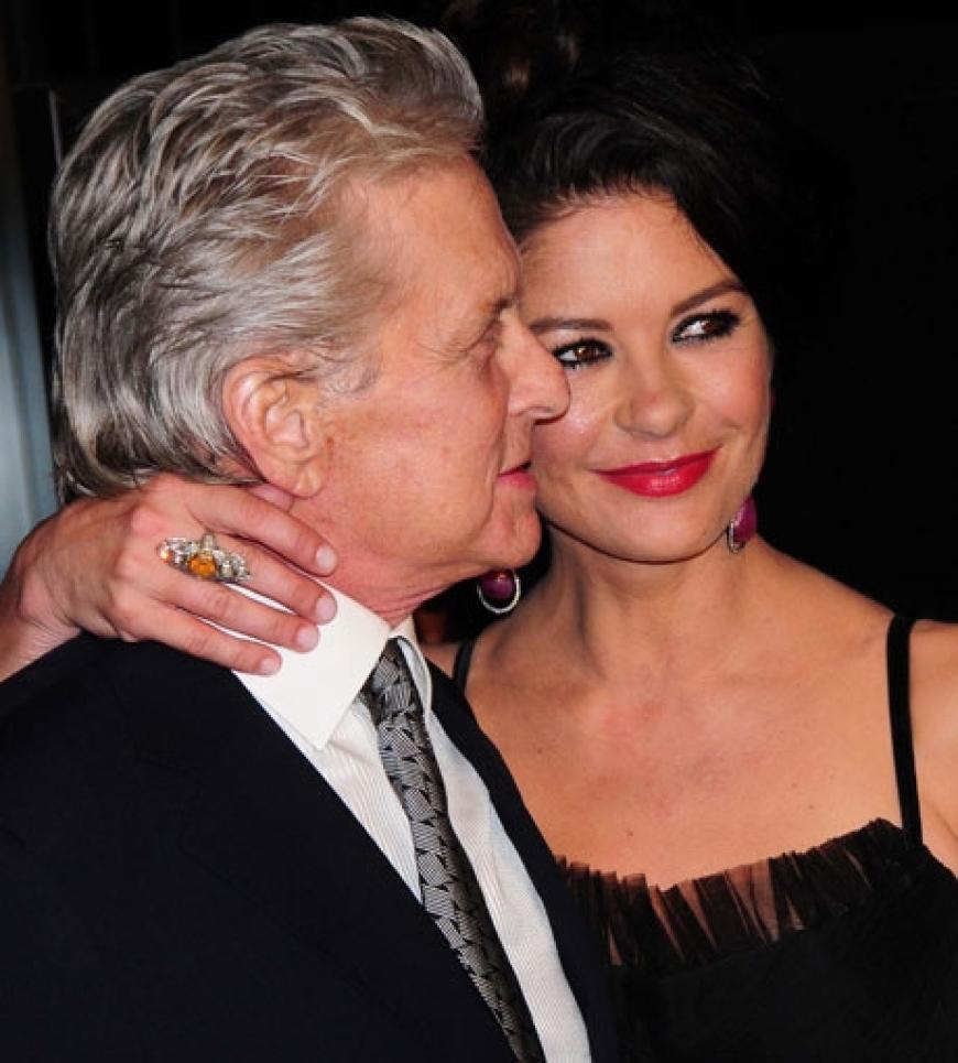 Zusammen sind sie stark. Die schwere Krebserkrankung ihres Mannes macht Katherine Zeta-Jones zu schaffen. Doch am Premierenabend versuchte das Paar die Krankheit so gut es geht in den Hintergrund zu rücken