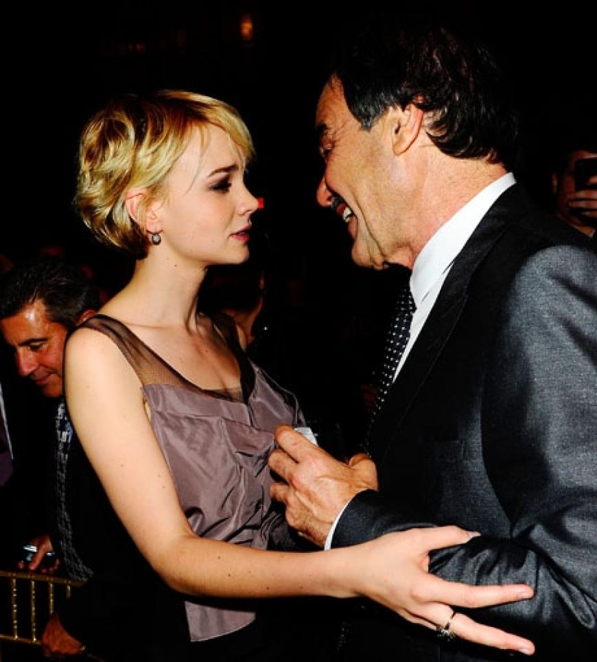 Carey Mulligan begrüßt Filmregisseur Oliver Stone