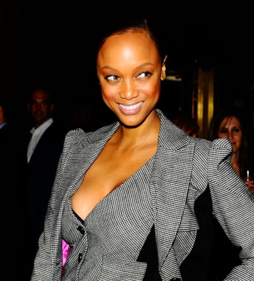 Supermodel Tyra Banks strahlt in die Kameras