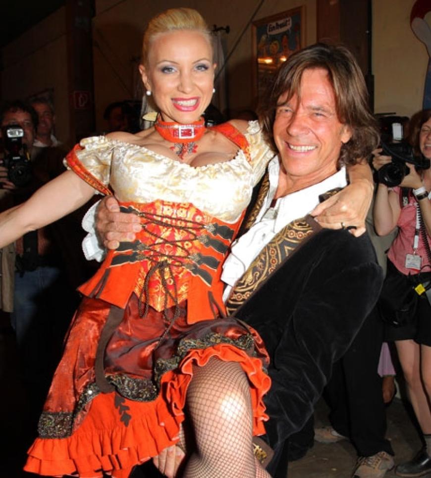 Auch an Tag fünf strömen die Promis in zünftiger Tracht aufs Oktoberfest. Neuester Zugang: Ramona und Jürgen Drews