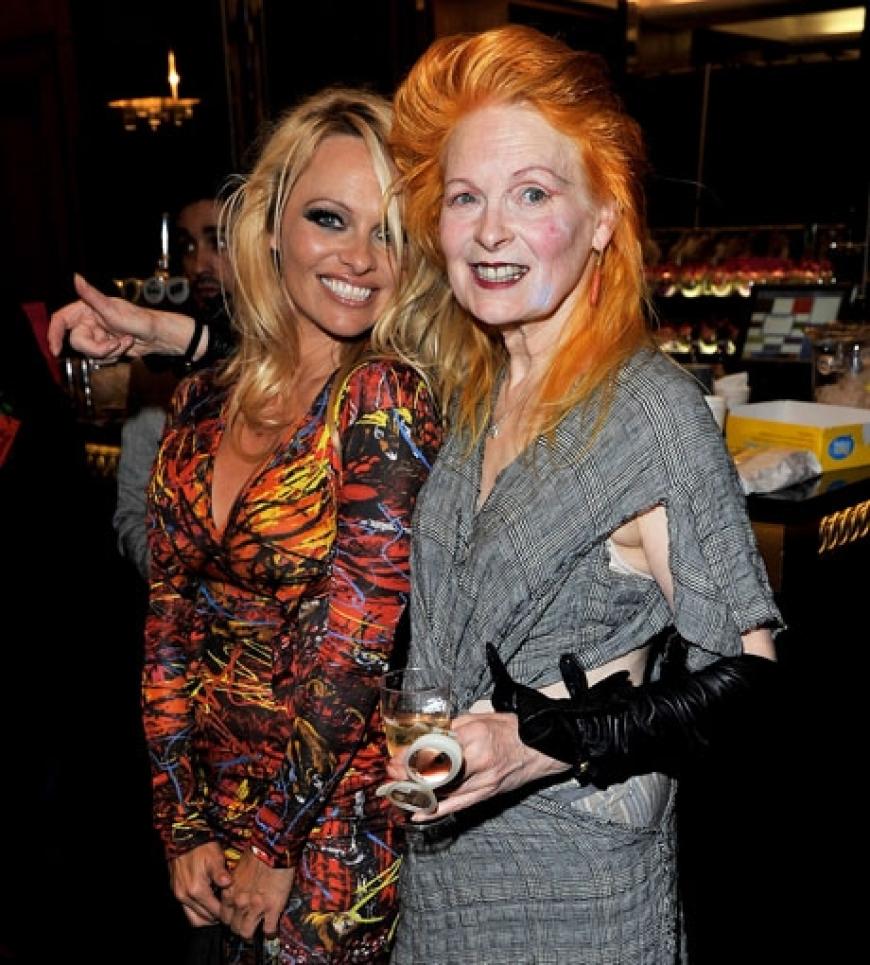 Ex-Badenixe Pamela Anderson holte sich die Tipps und Trends für das kommende Frühjahr direkt von Vivienne Westwood