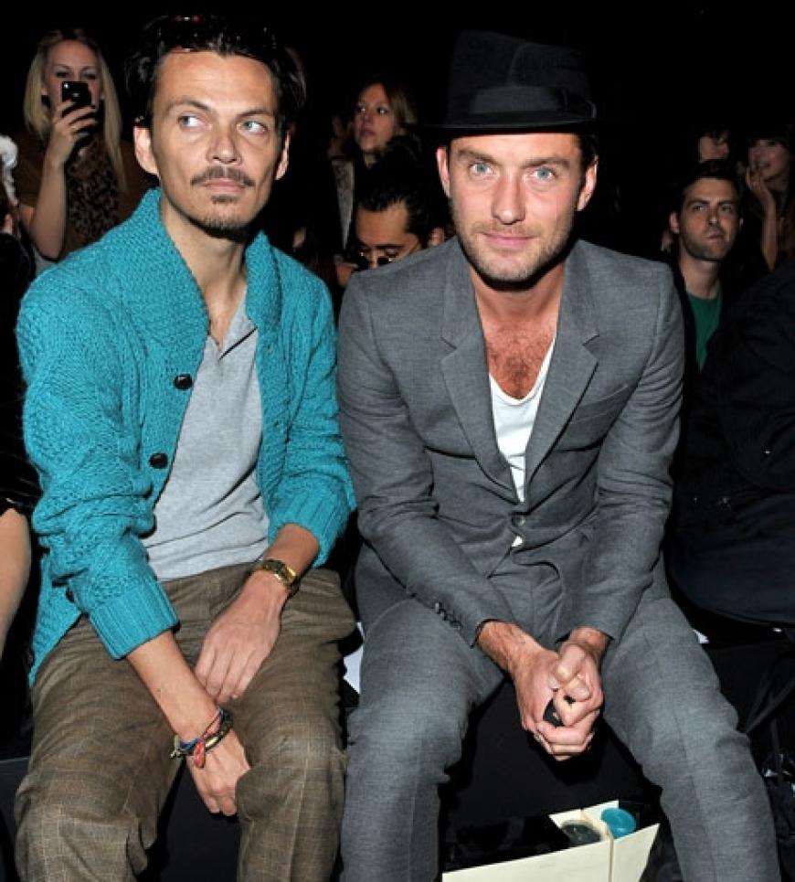 Designer Matthew Williamson nahm neben Hollywood-Schnuckel Jude Law Platz