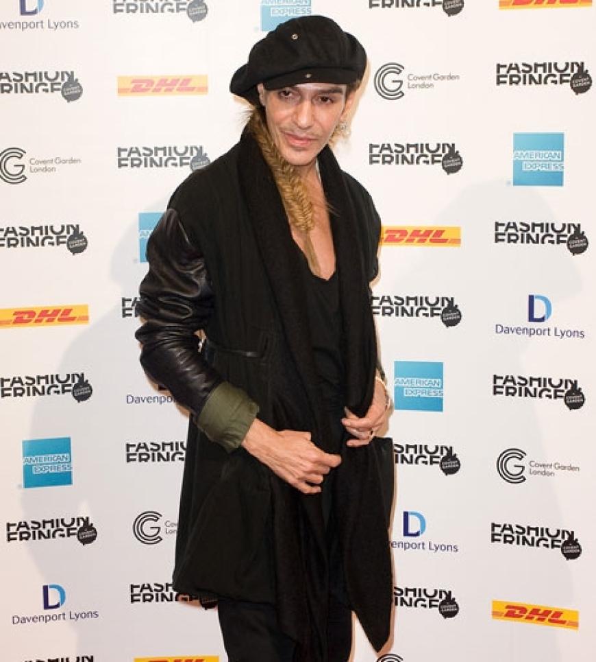 Designer John Galliano wirft sich in Pose