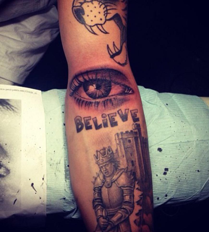 Das wachsame Auge einer Frau - welcher Tattoo-Junkie hat sich schon wieder unter die Nadel gelegt?